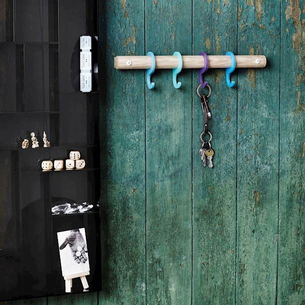 Kurze Garderobe mit blauen Haken